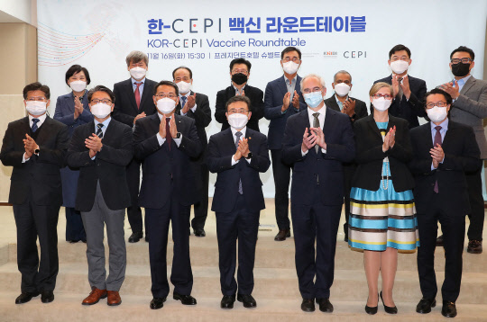 한-CEPI 백신 라운드테이블      (서울=연합뉴스) 권덕철 보건복지부 장관(앞줄 왼쪽 네 번째)이 16일 서울 프레지던트 호텔에서 열린 '한-감염병혁신연합(CEPI) 백신 라운드테이블'에서 리처드 해쳇 CEPI 대표 등 참석자들과 기념 촬영하고 있다. 2021.11.16       [보건복지부 제공. 재판매 및 DB 금지]      photo@yna.co.kr  (끝)